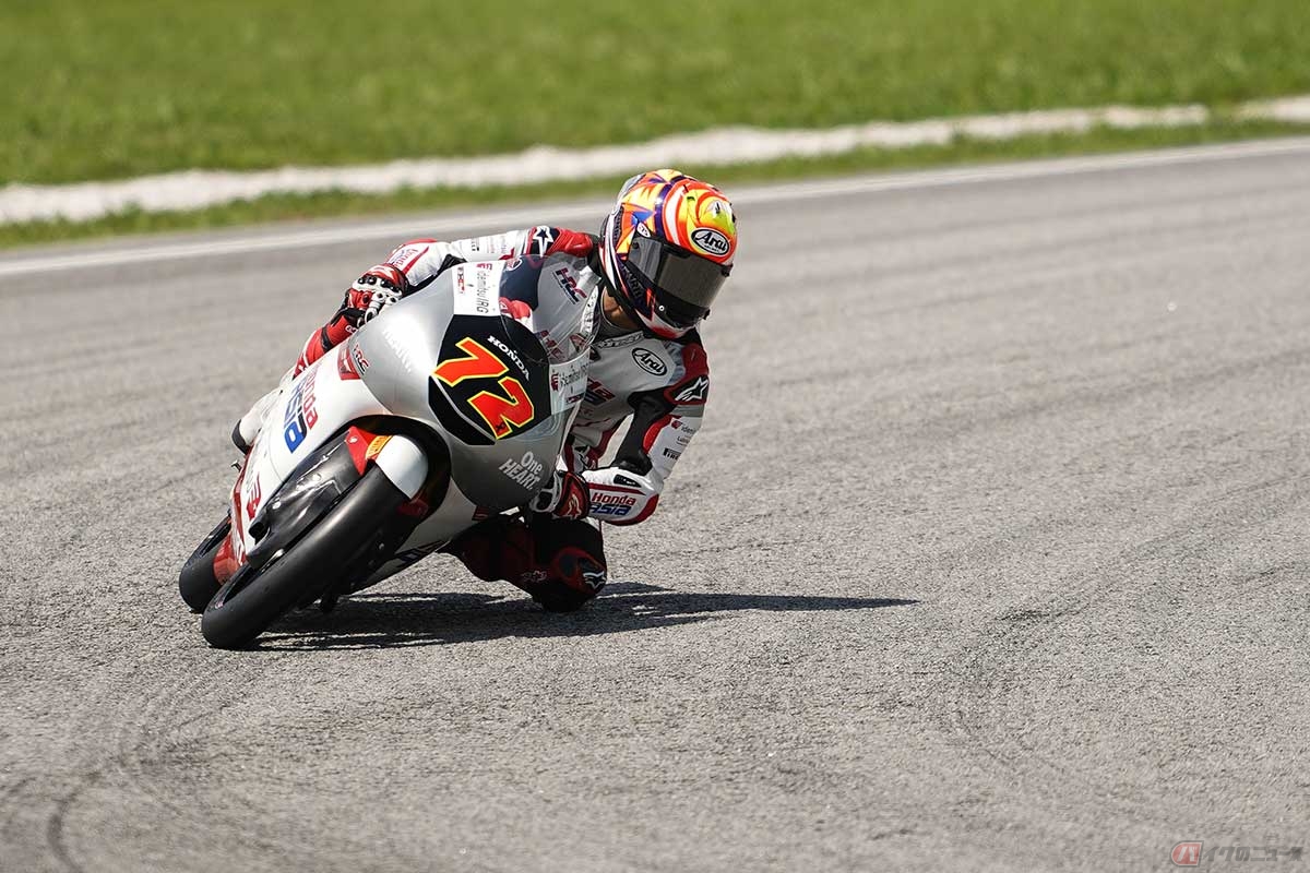 【MotoGP第19戦マレーシアGP】Moto3古里太陽選手(#72/Honda Team Asia)。土曜日に語っていた通り、17番手からのスタートからレース序盤でトップ集団に加わった