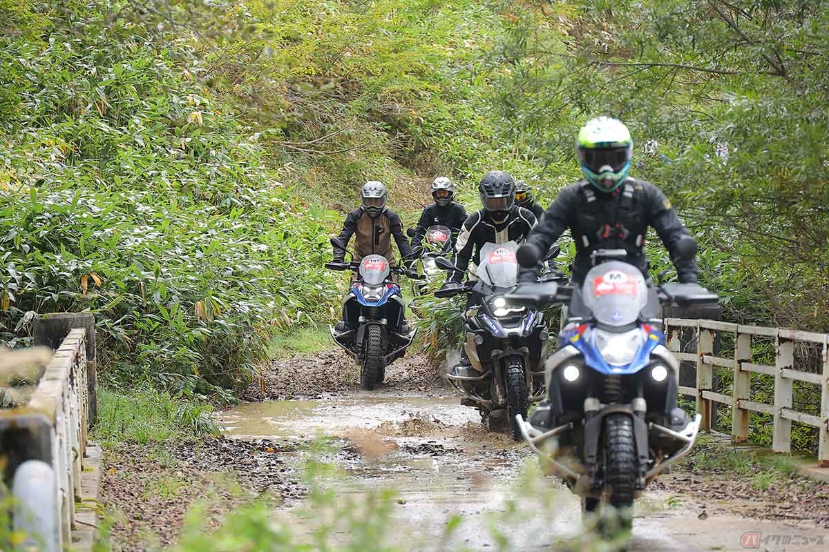 コマ図ツーリングでは、「BMWモトラッド越谷(原サイクル)」のグループに参加させてもらった。先頭が同社の代表を務める原さん。後方3番目に続く筆者(中村友彦)