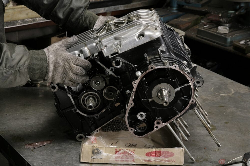 カワサキ「Z2」フルレストア エンジン腰下の分解でトホホ発見…… 〜日本