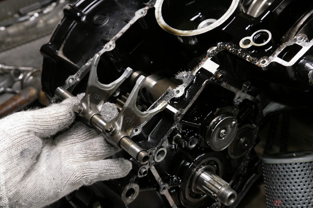 カワサキ「Z2」フルレストア エンジン腰下の分解でトホホ発見…… 〜日本