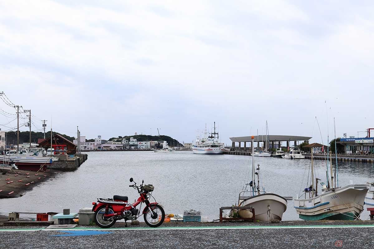 美味しいアジフライを求めて、筆者(増井貴光)が愛車のホンダ「CT110」でやってきたのは、神奈川県三浦市の鮪の街「三崎」