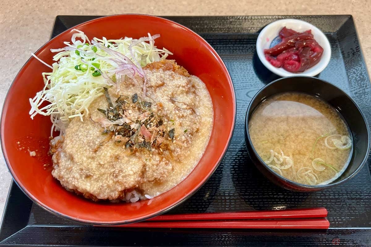 東関道「湾岸幕張PA」(下り)でオーダーした「千葉丼」(990円)。メニュー写真とはだいぶ異なり、肝心の「いも豚」のカツはとろろ汁がかかっていて見えない状態。それでも見るからに美味しそうでテンションが上がる!