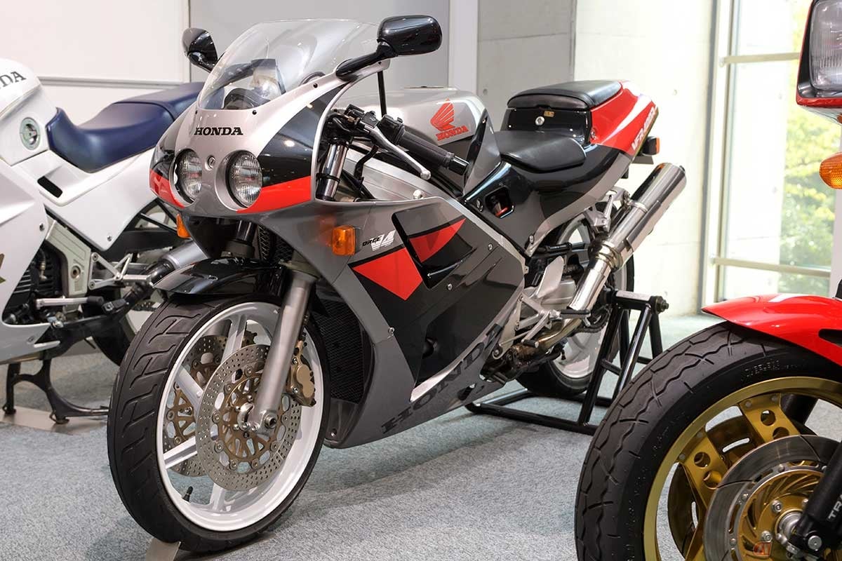 鈴鹿8時間耐久ロードレースや、全日本F-3で活躍したホンダのワークスマシン「RVF」のテクノロジーをダイレクトに反映した「VFR400R(NC30)」(1989年型)