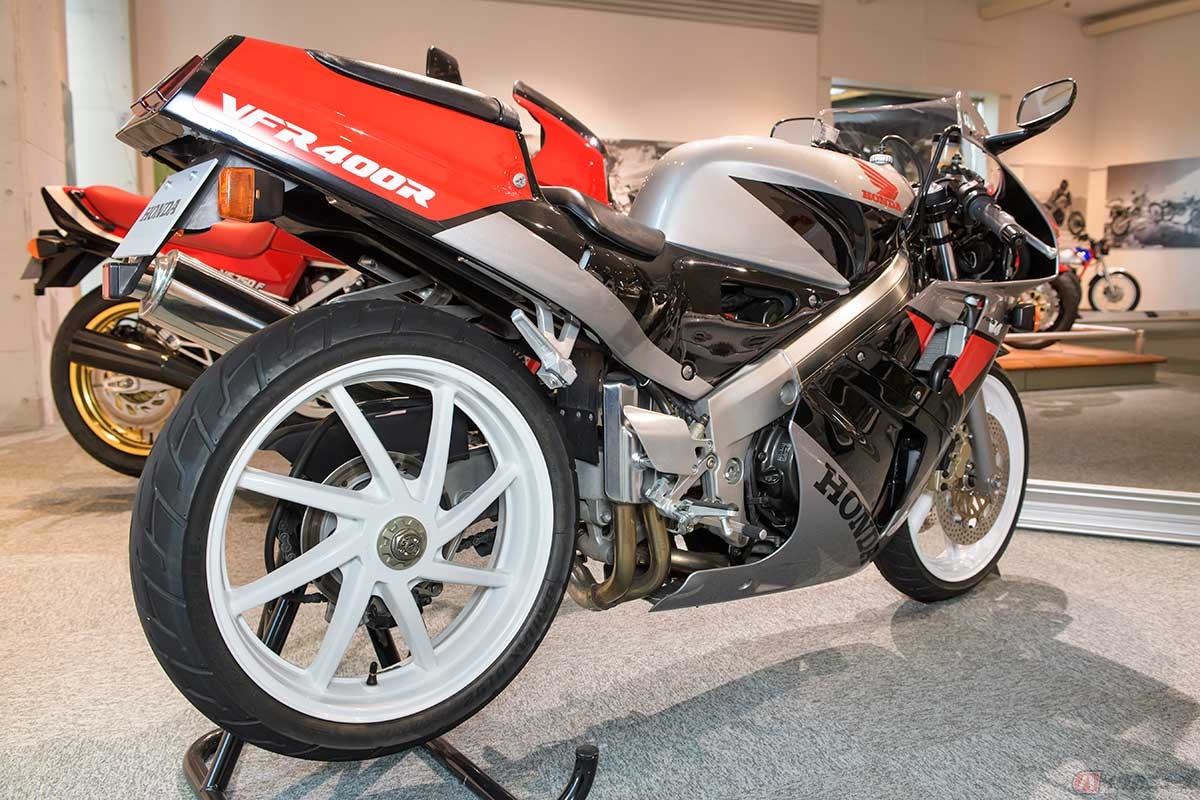 「VFR750R(RC30)」(1987年発売)と近い意匠のセンターロック式のリアホイール。2灯式のテールランプは耐久レーサーの「RVF」を彷彿とさせる