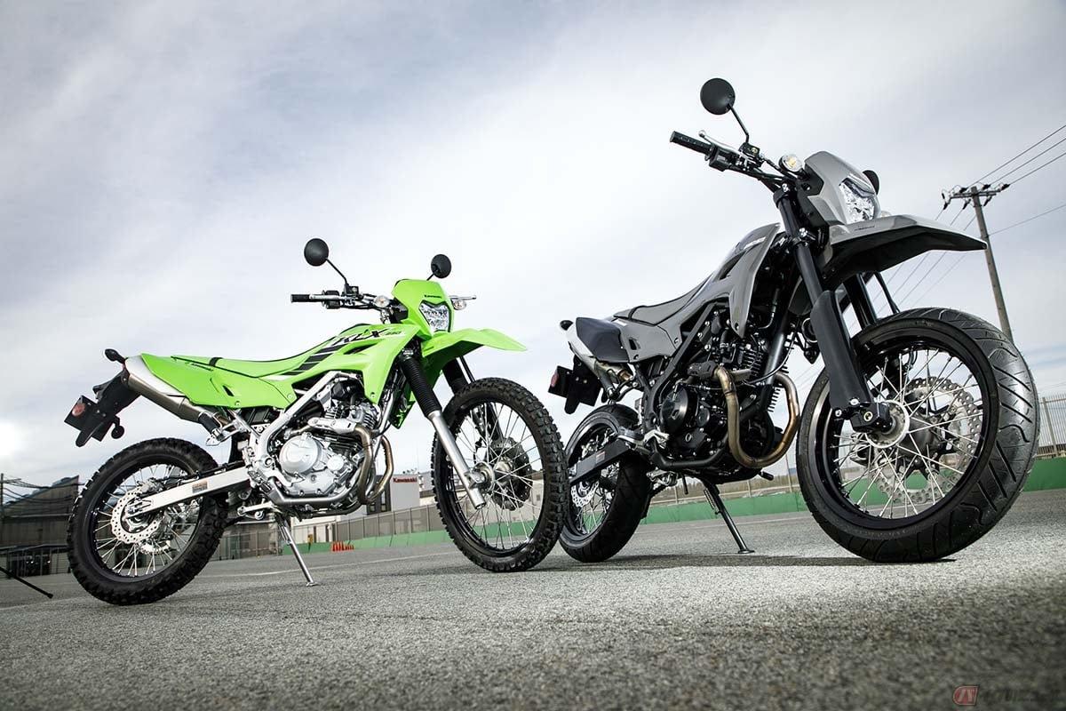 カワサ「KLX230 S」(左)と「KLX230SM」(右)