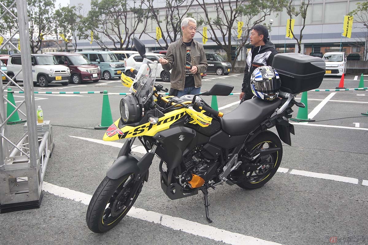 レーシングライダー津田拓也選手の愛車「Vストローム250」(津田選手と会話しているのはスズキCNチャレンジ プロジェクトリーダー 佐原伸一さん)