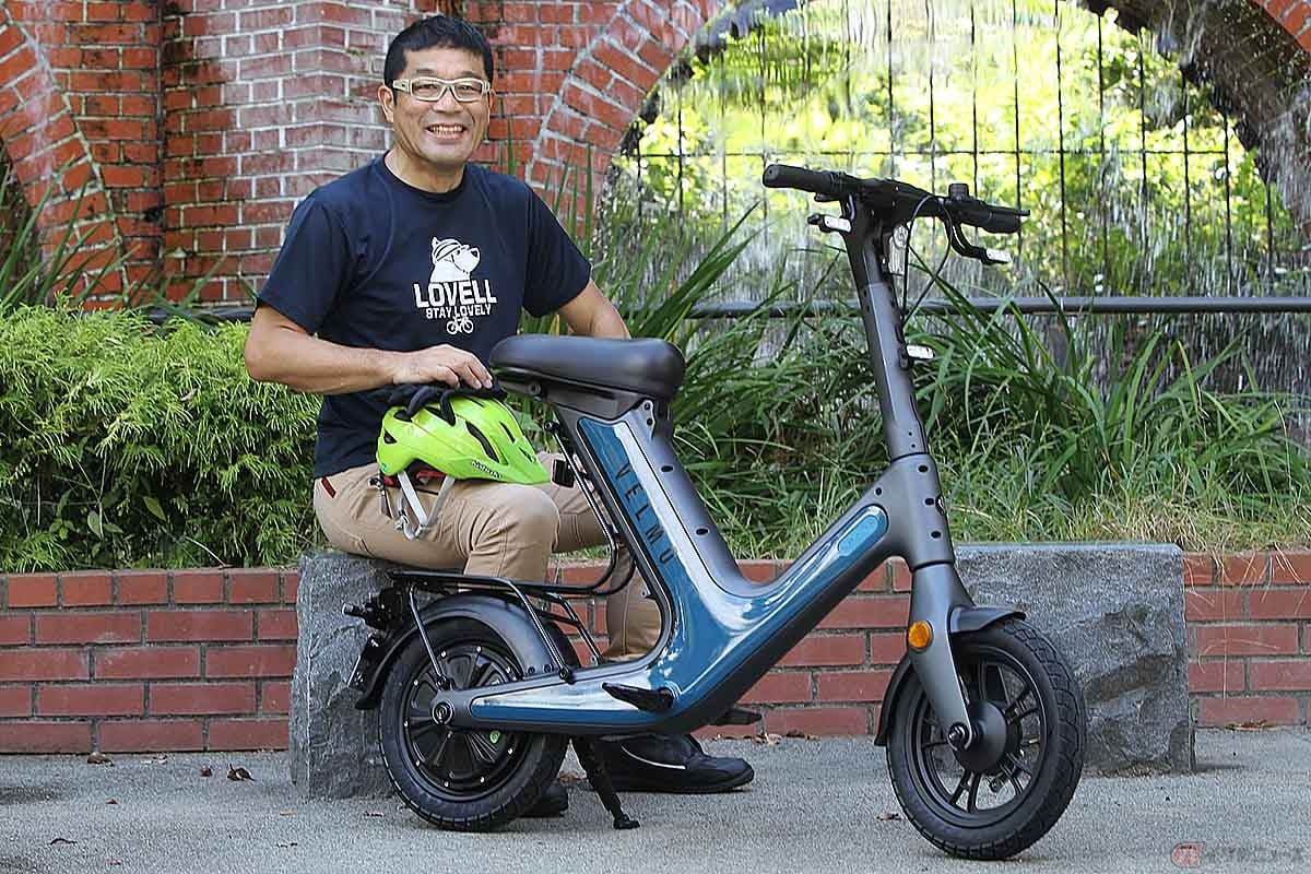 特定小型原付VELMO「SPARK」と筆者(近藤スパ太郎)