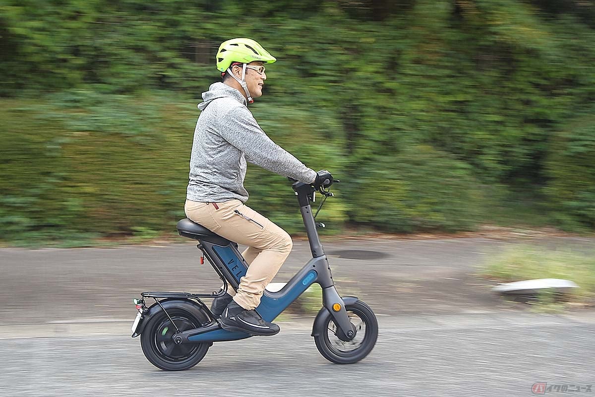 特定小型原付VELMO「SPARK」に乗る筆者(近藤スパ太郎)