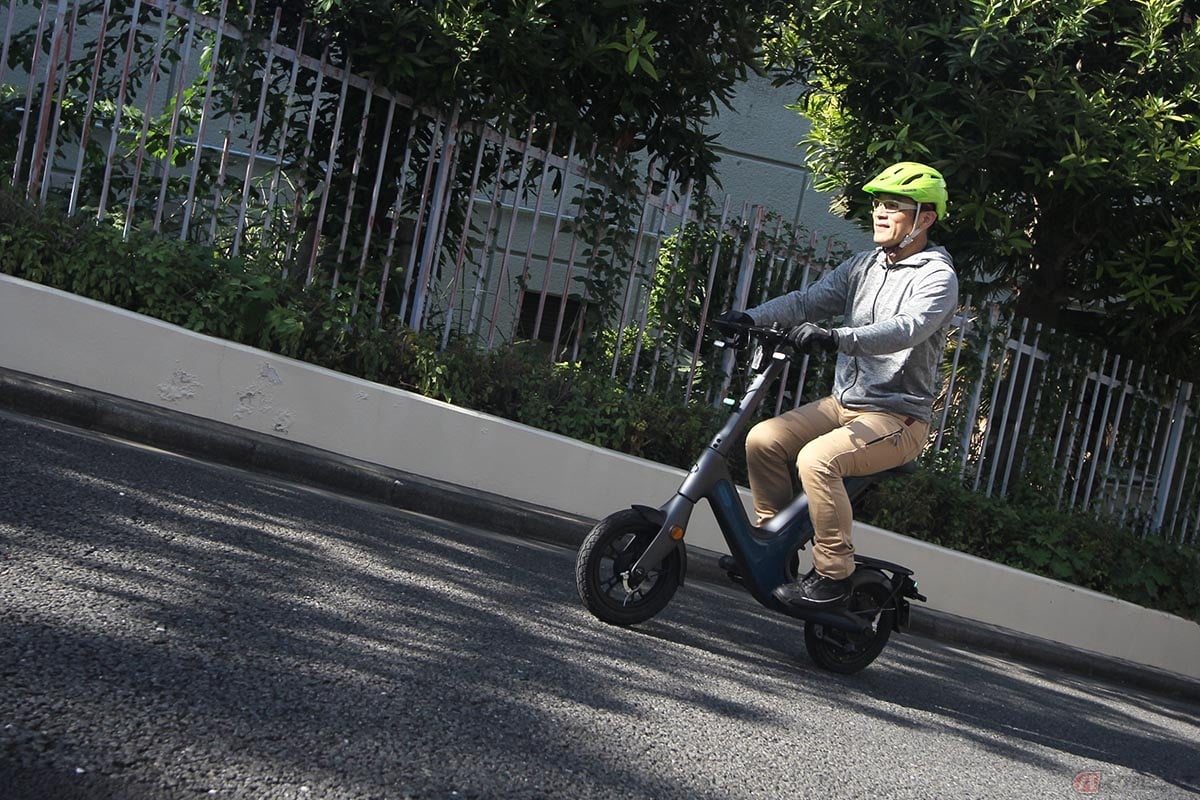 特定小型原付VELMO「SPARK」に乗る筆者(近藤スパ太郎)。急な登り坂でも速度が落ちることなく走ったことも高評価ポイントです