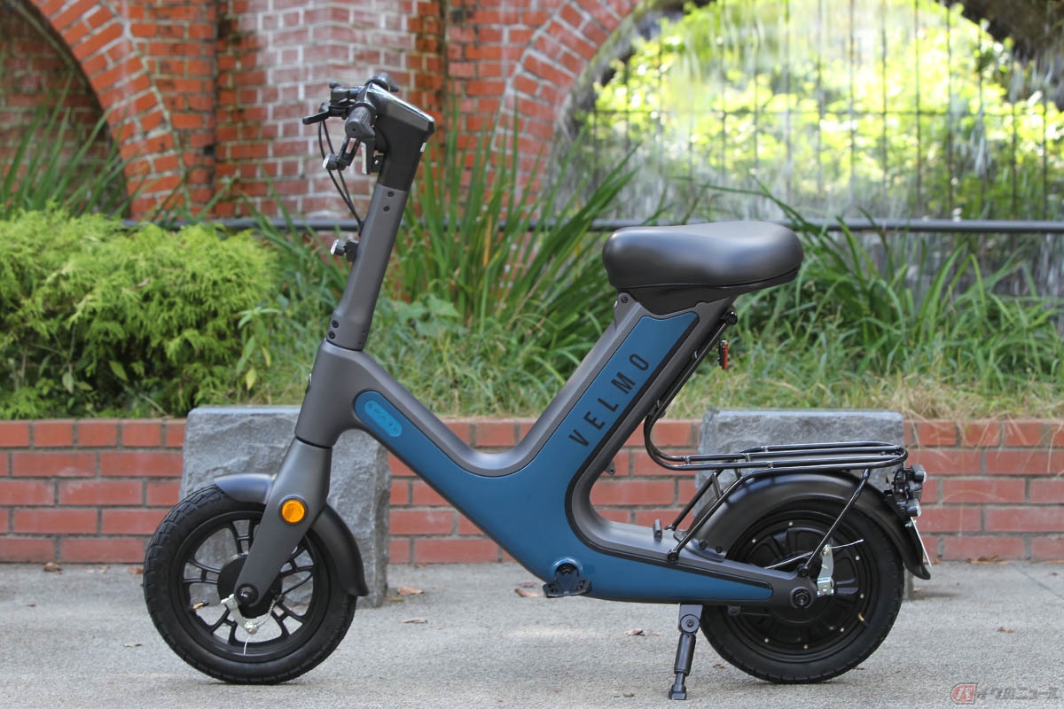 特定小型原付VELMO「SPARK」。完成車両を全国の12ヵ所の拠点で受け取りも可能にし、来年は30ヵ所を目指しているそうです