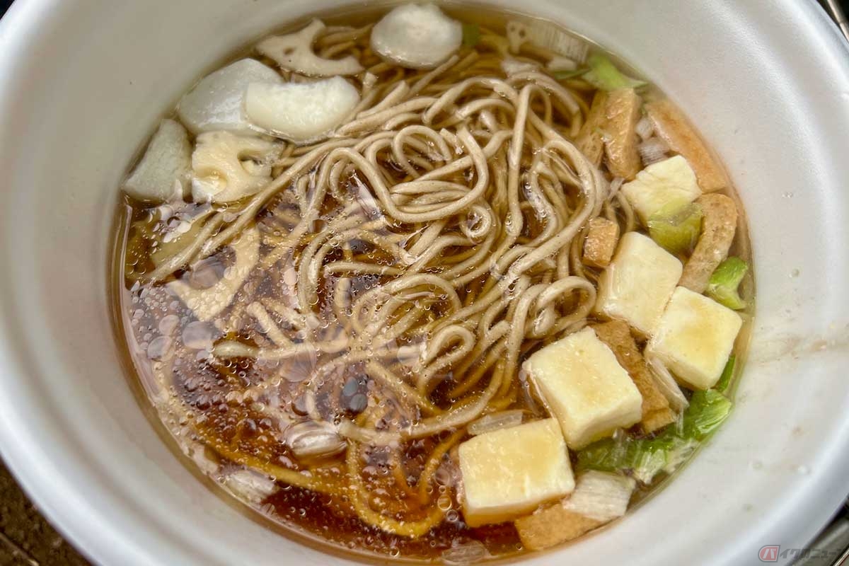 出来上がりの図。素朴な風味、まろやかな味わいのそばつゆで最後まで飽きずに完食。とくにサトイモが食べ応えアリ