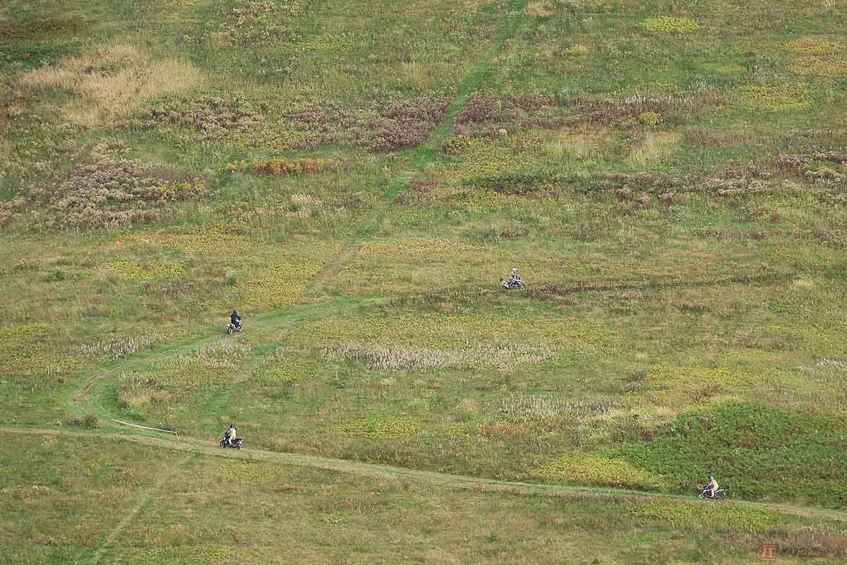 スキー場内を走るゲレンデクルーズでは、林道走行とは一線を画する、壮大な景色が味わえる