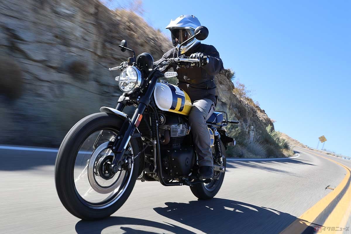 ロイヤルエンフィールド新型「BEAR 650」に試乗する筆者(小川勤)。ブレーキングやリーンではおおらかさと軽快感を持たせつつ、立ち上がりでは絶大な安心感を持ったまま加速します