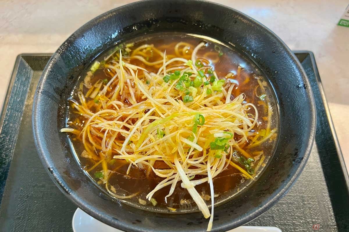 関越道「三芳PA」(下り)で直感的にチョイスした「ピリ辛ネギ醤油ラーメン」(1020円)は、シャキシャキのピリ辛ネギが醤油スープとよく合う、満足の1杯だった