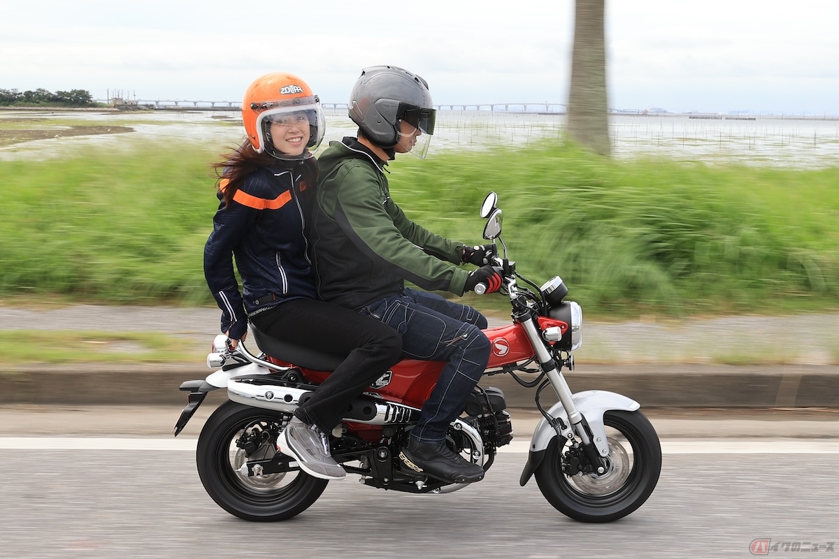 125ccのバイクは、クルマと同等のルールで走行できるうえ、2人乗りもできるので利便性やパワーが違う