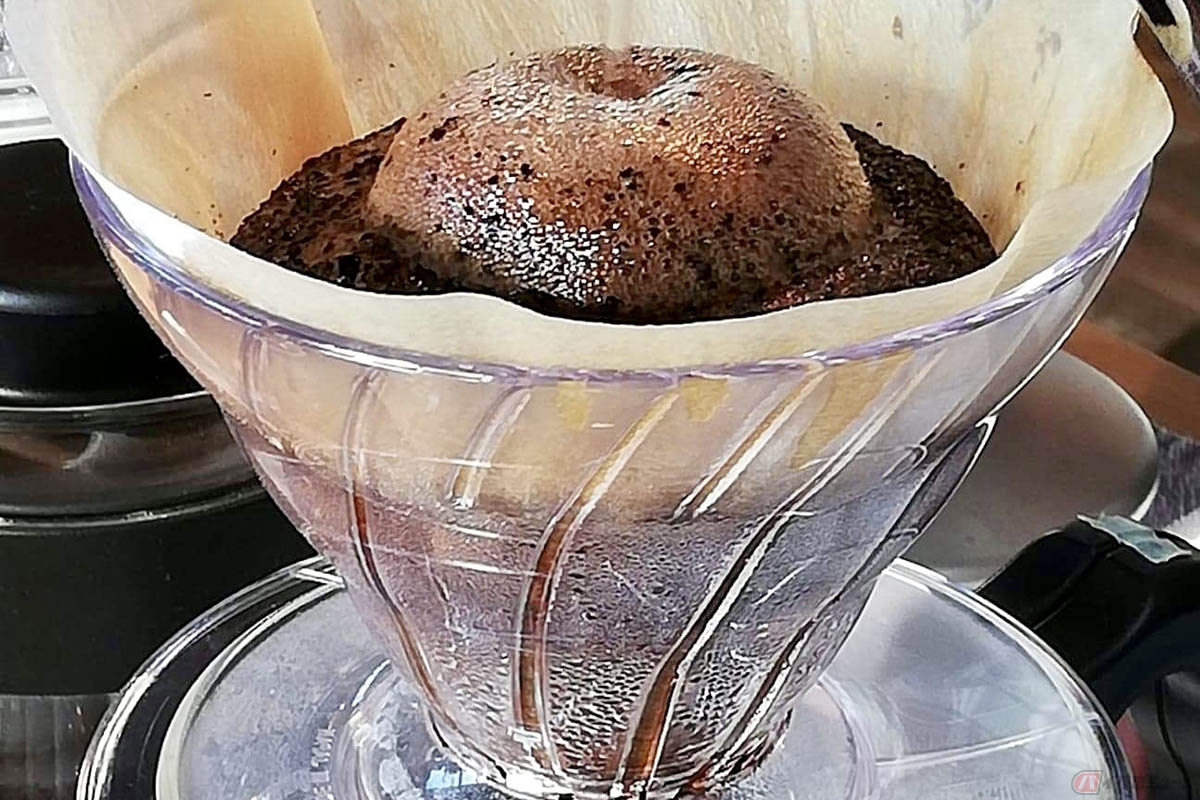  ハリオの「V60ドリッパー」。よく見ると側面に結露が。フィルターが張り付いていない証拠です