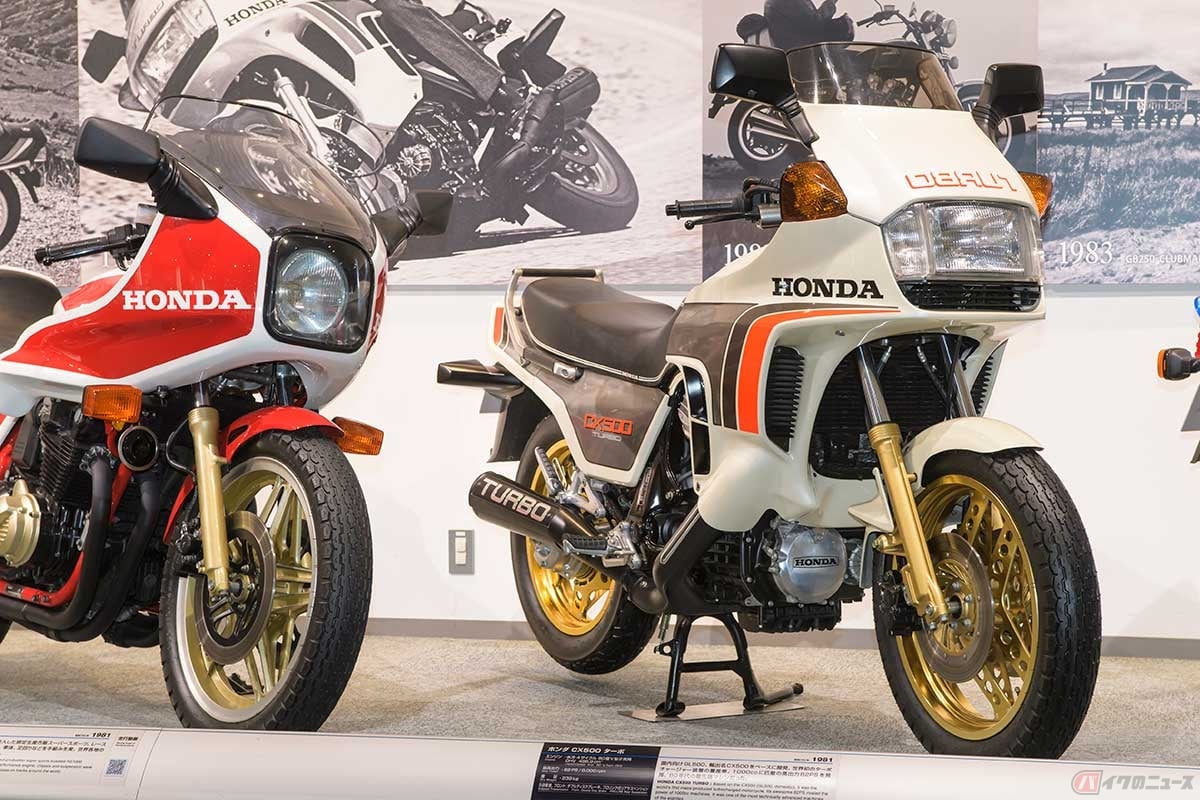 1981年にデビューしたミドルクラスの革新的スポーツバイク、ホンダ「CX500ターボ」(右)と、同年のスーパースポーツ車「CB1100R」(左)