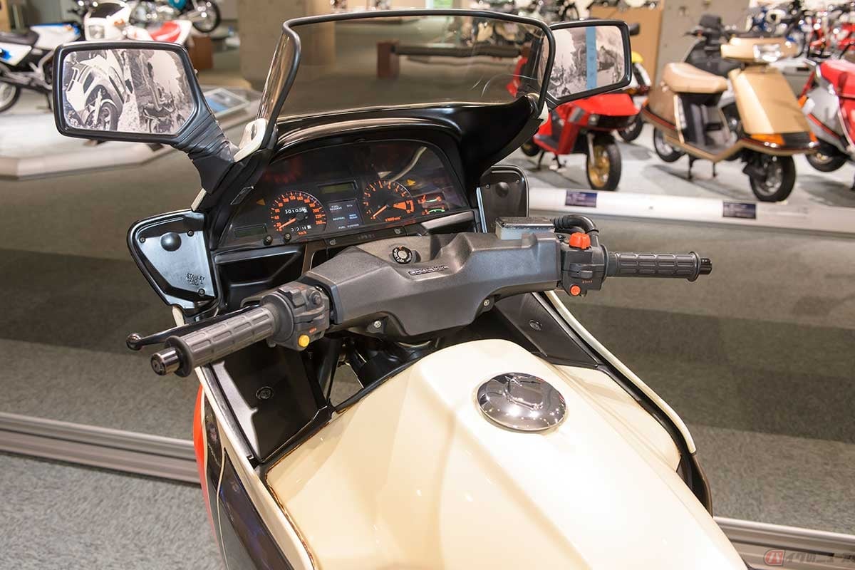 クルマのダッシュボードのようなコックピット。ハンドルにはカバーが装着され、大型フロントカウルとスクリーンによって内部空間が形成されている。速度計は240km/hまで刻まれている