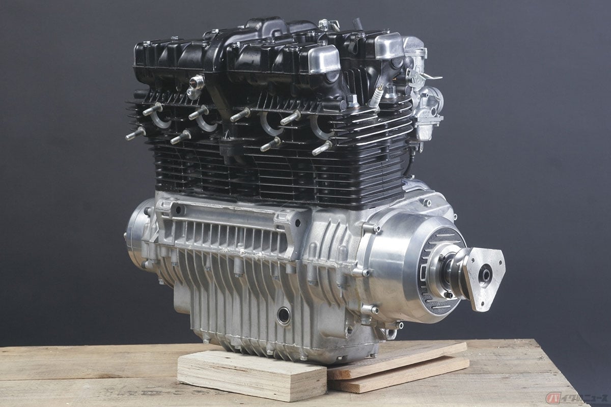 当時のKZ1000MK-II=角Z系エンジンのフォルムを持つエアークラフト向けエンジン。キャブの下にはバイクと同様セルモーターが装備されています。アメリカのハイウェイパトロールでは、カワサキ空冷Zエンジンの白バイが長年に渡り採用されてきました