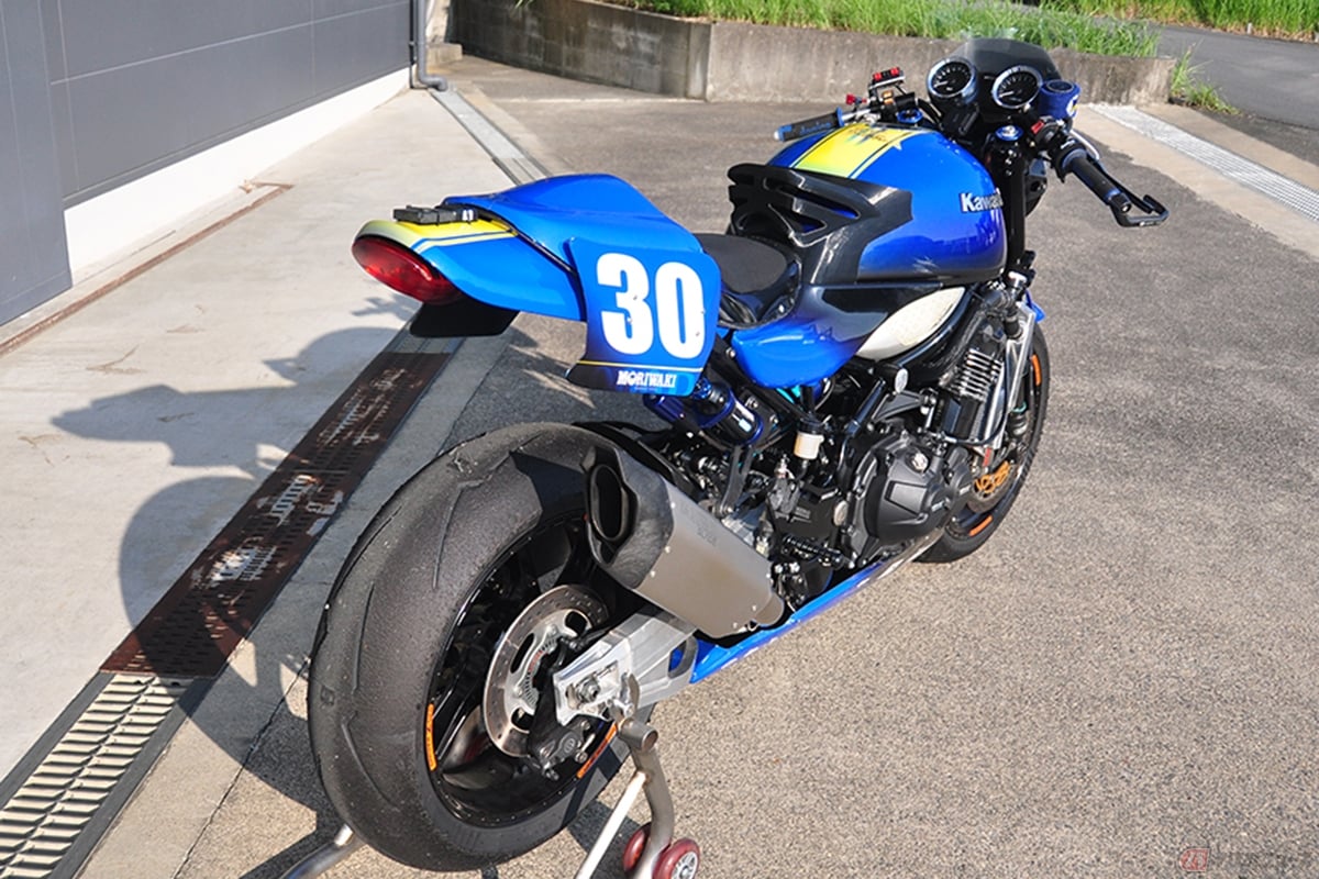 モリワキが手掛けたカワサキ「Z900RS」レーシングマシン。ライダーの姿勢をサポートするタンクパッド(レース専用製品)も装備されています