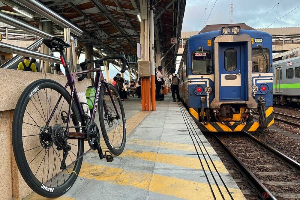 台湾の国鉄では、輪行せずにそのまま自転車と一緒にホームに立つことが、ちょっと不思議な感覚です