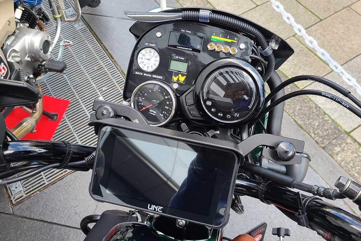 ナビやタコメーターが装備されたメーターパネルも自作