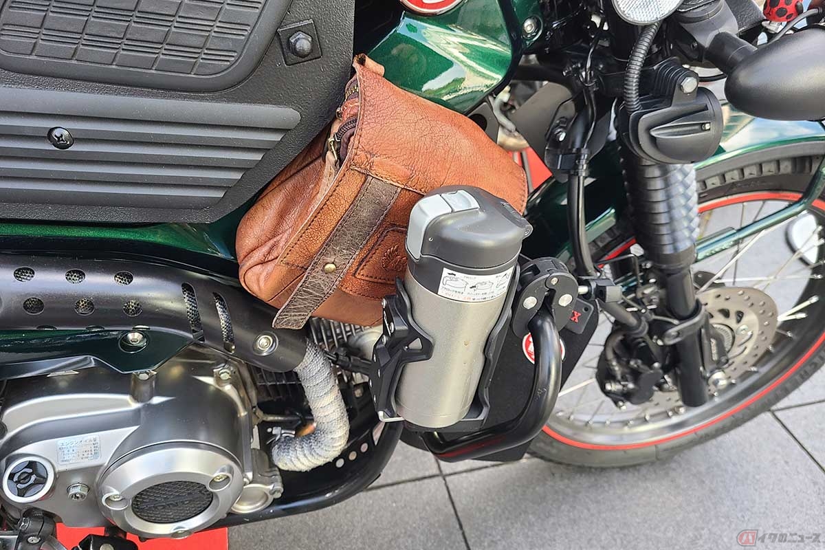エンジンガードの横にはドリンクホルダーを装備