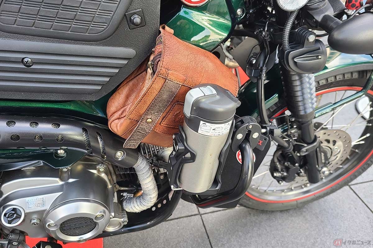 エンジンガードの横にはドリンクホルダーを装備