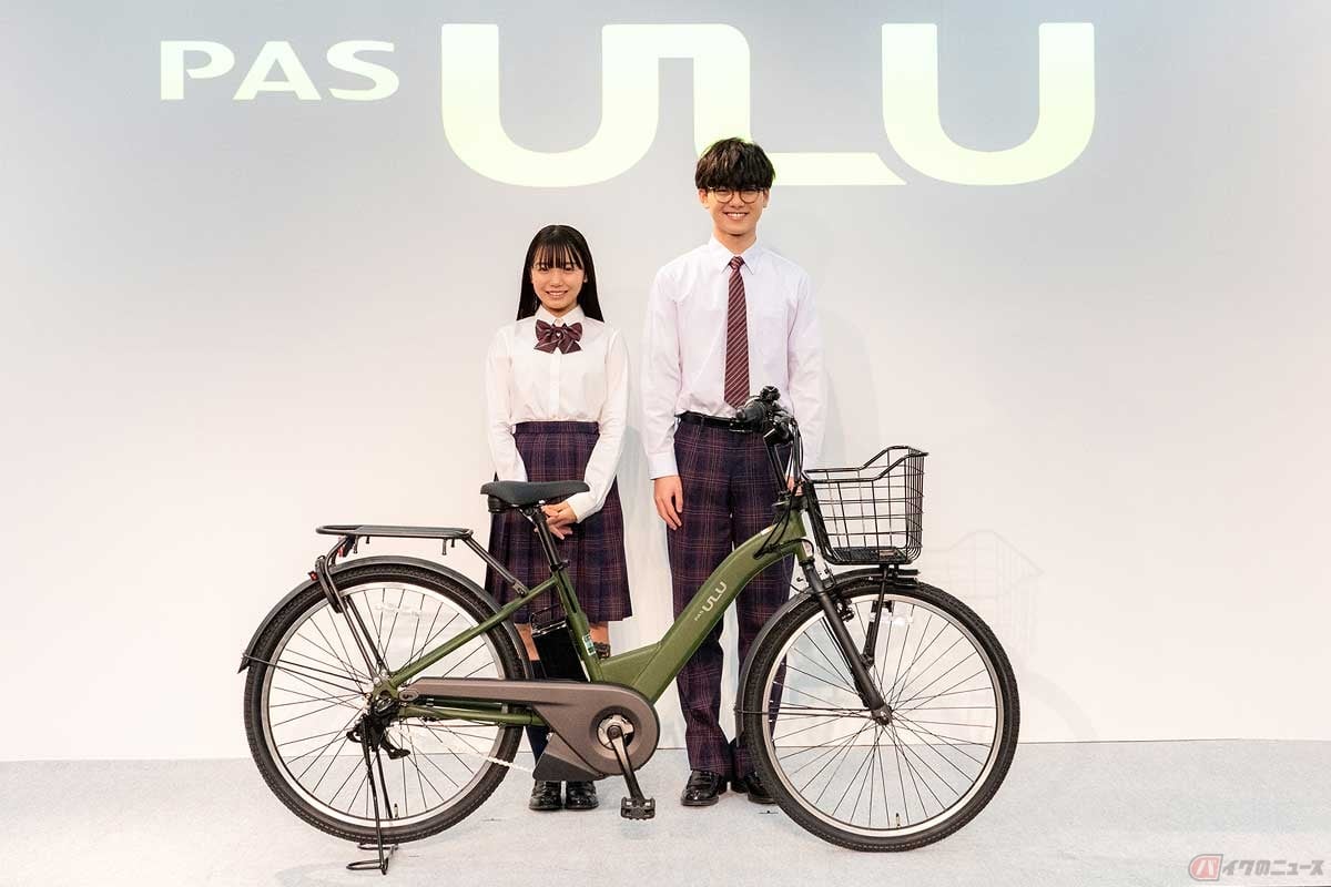 ヤマハの新型電動アシスト自転車「PAS ULU」発表の場では、現役中高生でイメージモデルを務める俳優の稲垣来泉さん(左)と、7人組男性アイドルグループ「THE SUPER FRUIT」の小田惟真さんが登壇し、トークショーも行なわれた