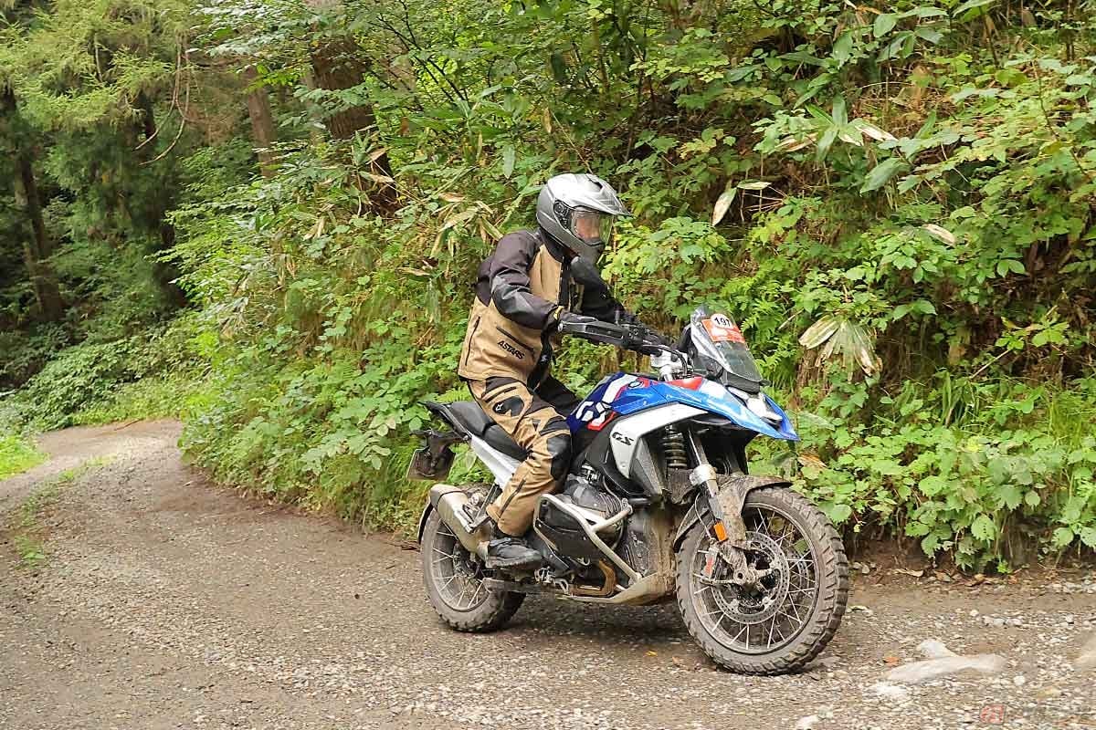 BMW Motorrad「R 1300 GS・GSスポーツ」(2024年型)に試乗する筆者(中村友彦)