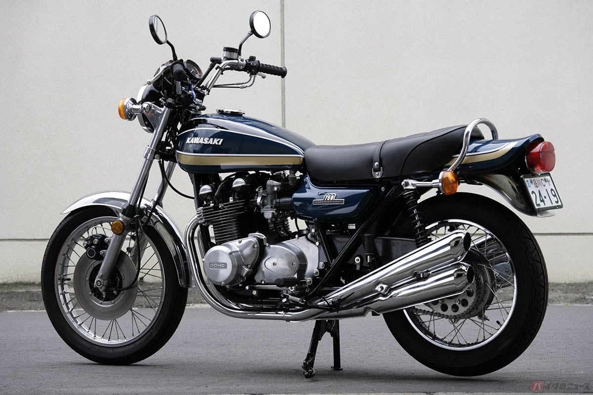 作業進行中の過程をリポート中のカワサキ750RS/Z2-A後期モデル。まさに仕上がった車両の姿がここにあります。威風堂々との表現が相応しい「4本マフラーが似合う美しいバイク」です。まさに日本の至宝と呼ぶことができる「機械遺産の1台」です