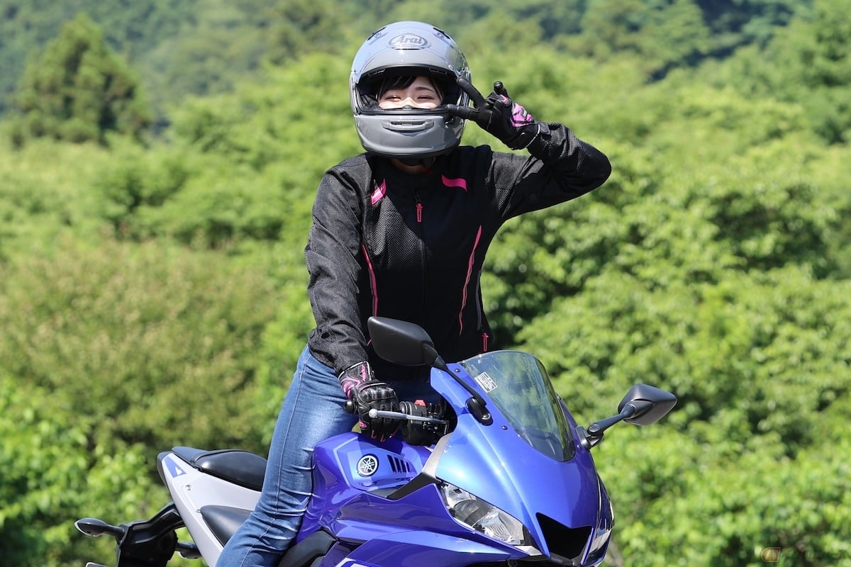 「ヤエー」はライダー同士が安全を祈願し合うハンドサイン