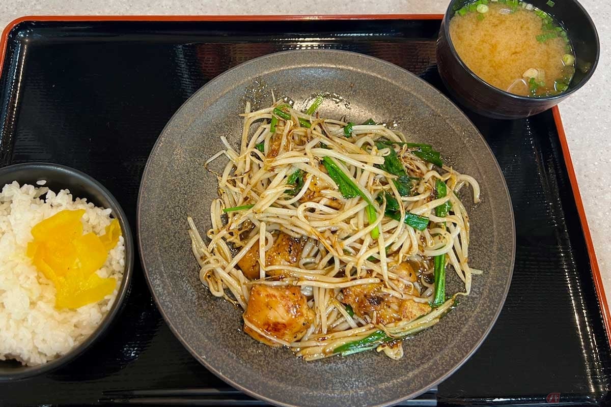 東関道「湾岸幕張PA」(上り)で、食欲をそそる香りが立ち上がってくる「山賊もやし炒め定食」(980円)をオーダー