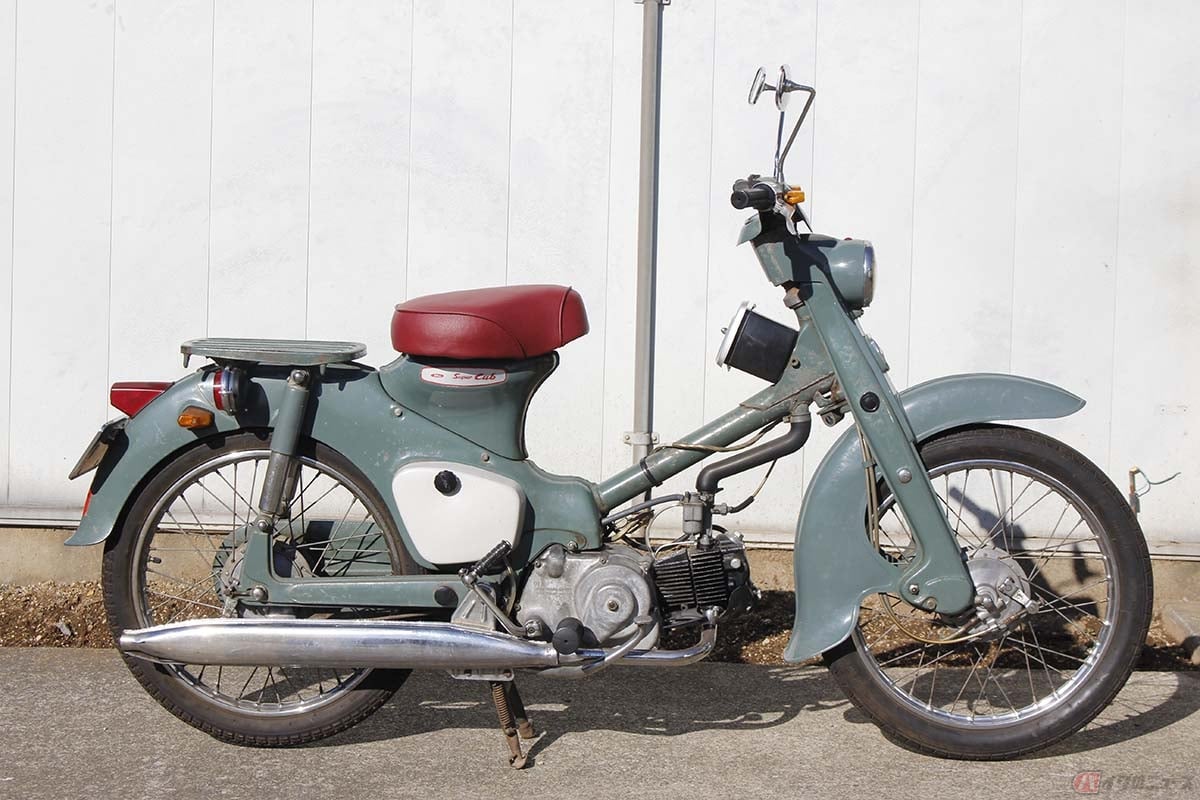 1962年型のスーパーカブは今年62歳。同い年だと考えれば、足腰は弱くなるし、転んだ時には怪我しますよね~。そんな1962年型C100を元気良く走らせ「俺が先か、お前が先か……」なんて思いながら、メンテナンスして楽しんいでます