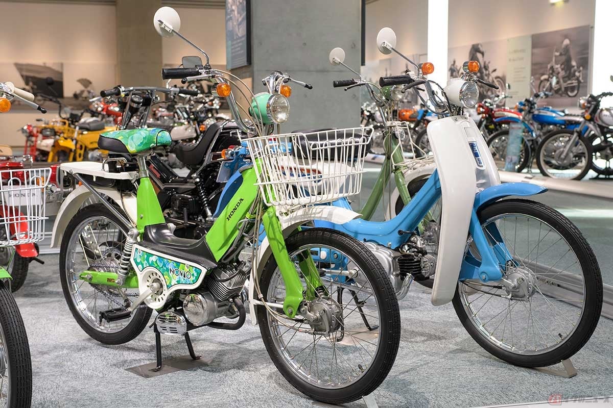 2ストロークエンジンを搭載したモペットスタイルのファミリーバイク、ホンダ「ノビオPM50K1」(1974年型)。右は4ストロークエンジンのモペット「リトルホンダ」(1969年型)