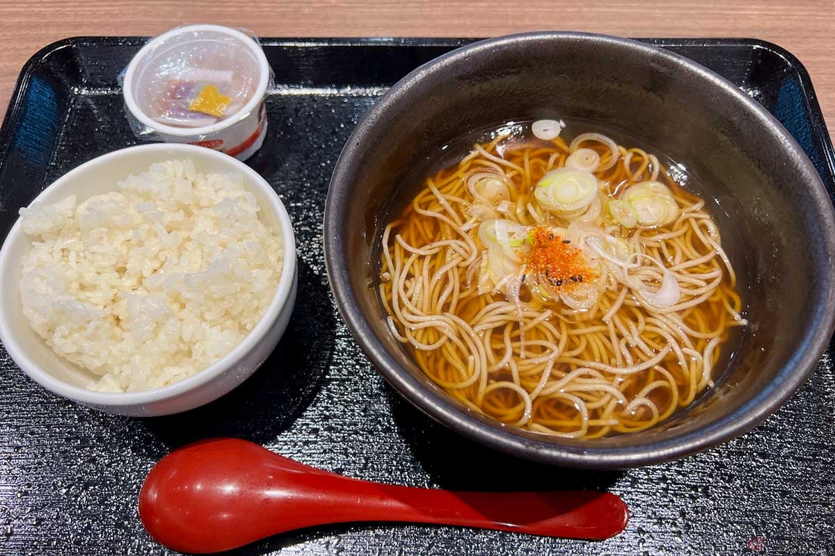 常磐道「Pasar三芳」(下り)のフードコートで「鼓」の朝限定メニュー「朝そばセット」(830円)を発見。かけそばに七味、そして白いご飯。この取り合わせには素朴な美しさがある