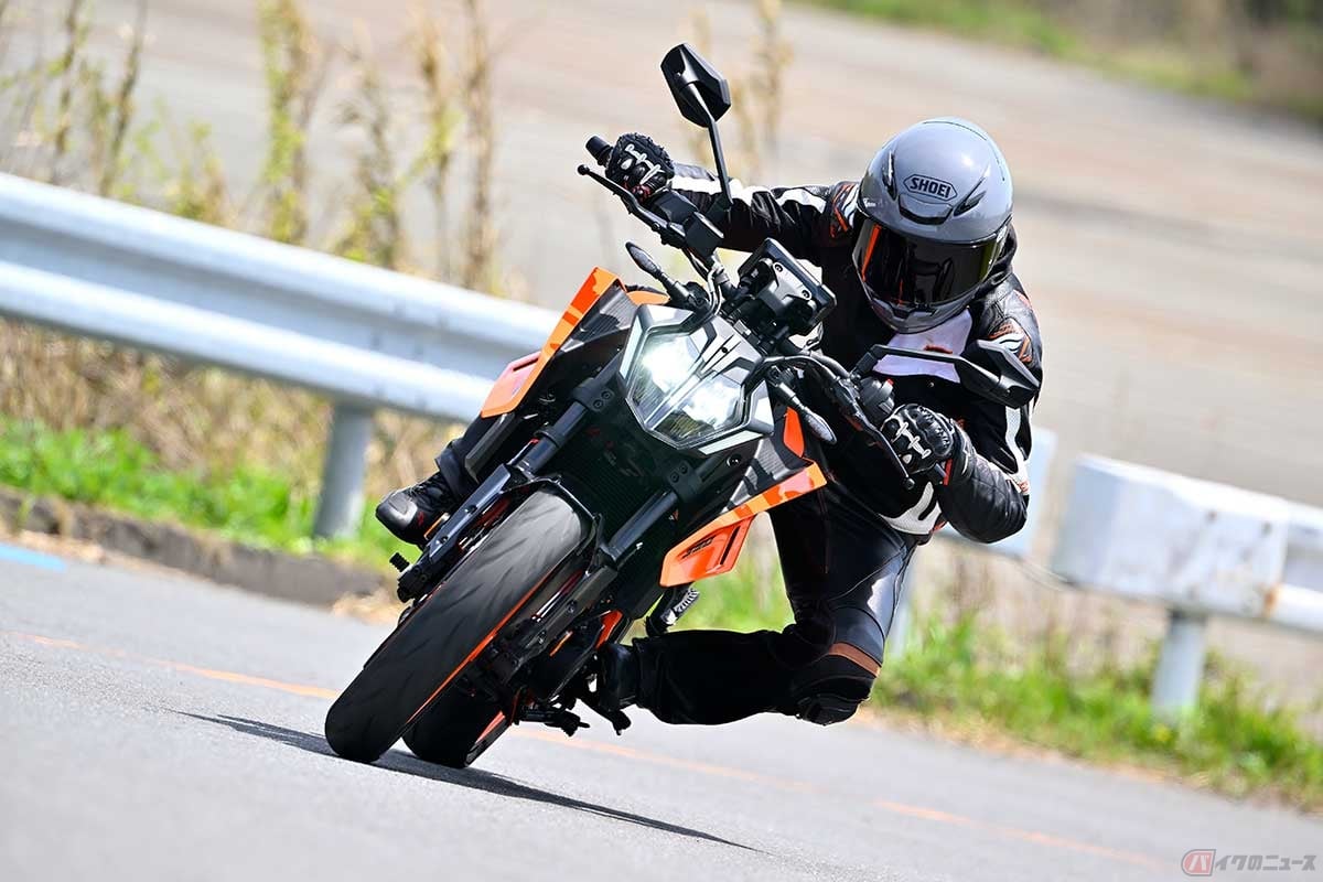KTM「390 DUKE」(2024年型)に試乗する筆者(中村友彦)