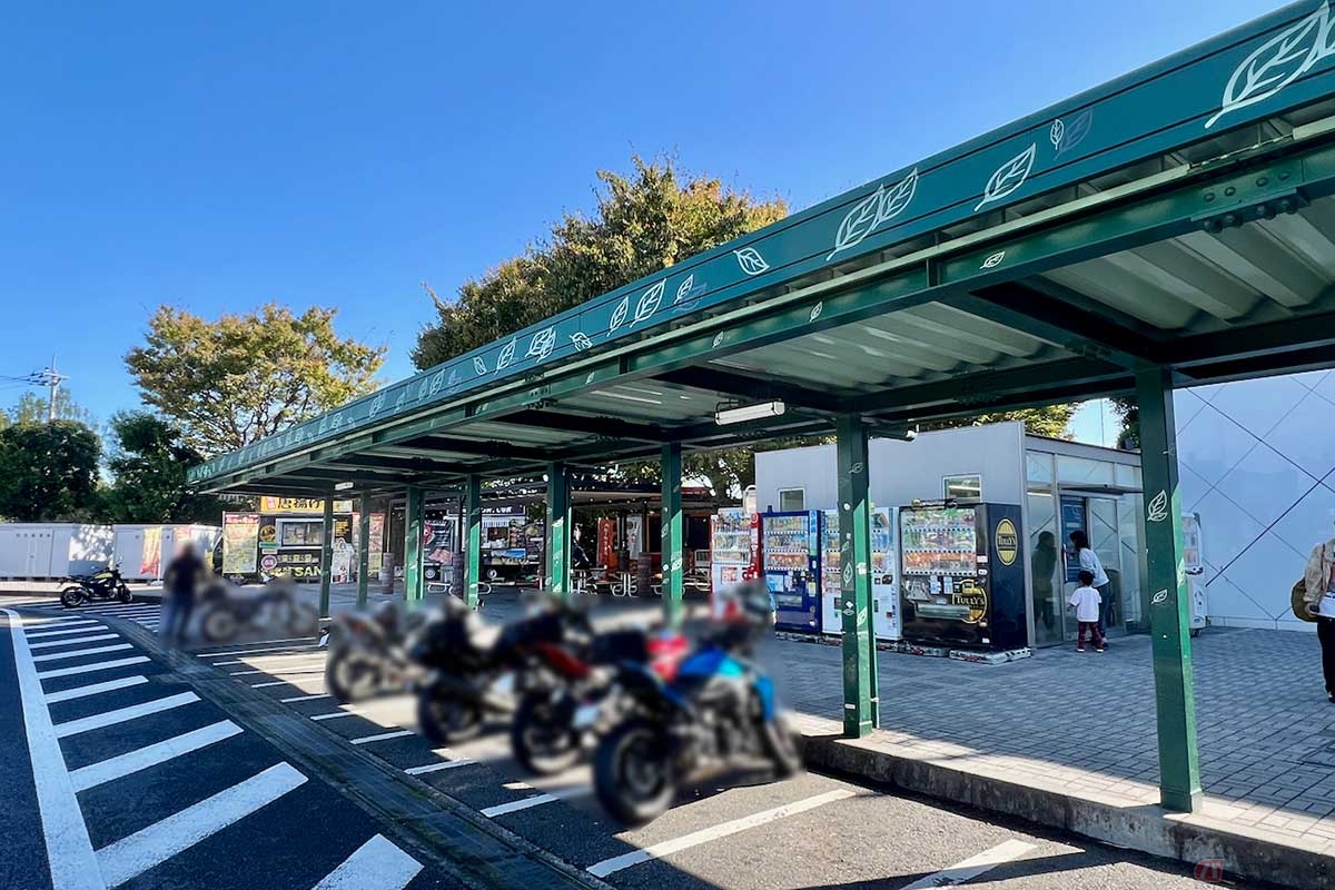 入口側と出口側の2カ所に2輪専用の駐車スペースがある。一部を除いて屋根が設置されているので安心。どちらもトイレが近く、利便性も考えられている