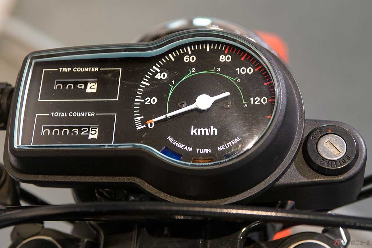 メーターの左側面に配置されたトリップメーターの大きなノブはグローブのままで操作可能。当時の林道ツーリングは「何キロ進んだらY字路を右」という旧時代のラリー的な地図が頼りだった