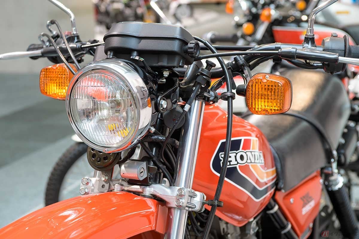 小ぶりなヘッドライトにハンドルマウントの大ぶりなウインカー、高い位置のヘッドパイプに比較的フラットなハンドルが「XL250S」の顔