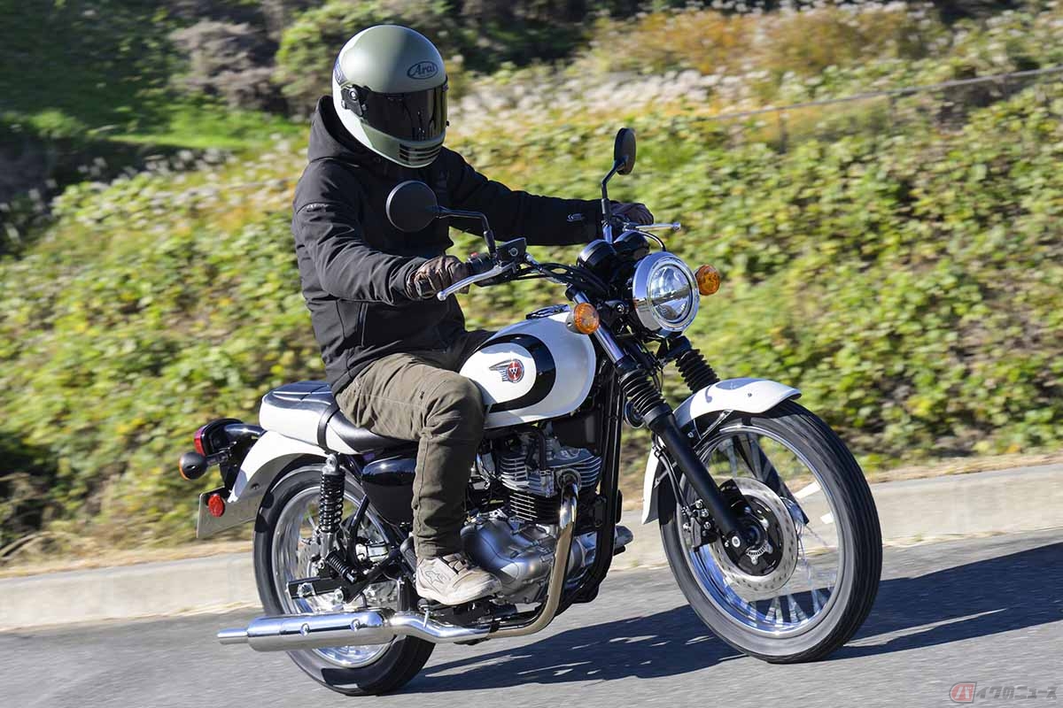 カワサキ「W230」に乗る筆者(青木タカオ)