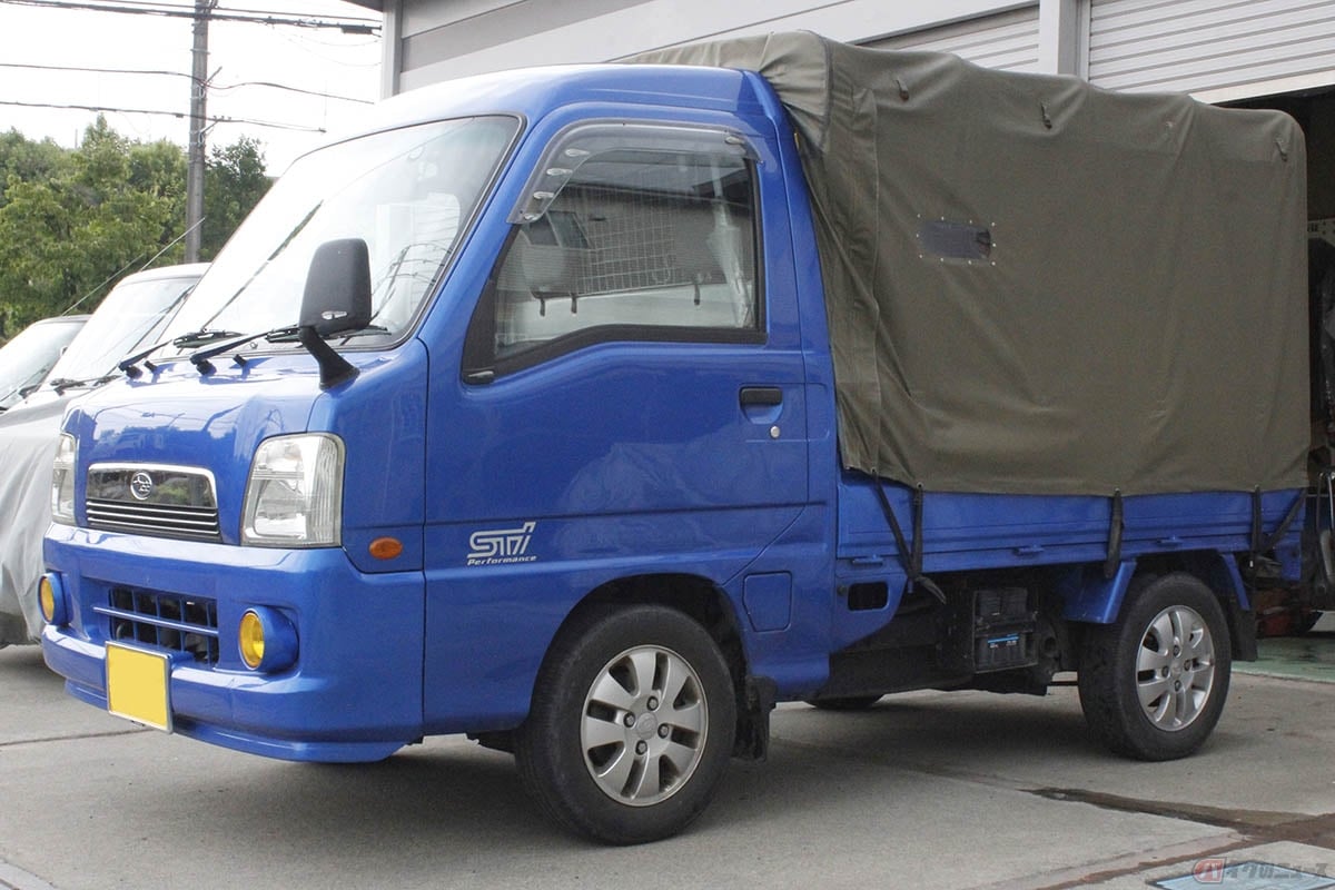 最近はハイルーフキャビンの軽トラ登録が多いですが、この青帽号が発売された平成17年頃の中古軽トラを検索確認すると、ハイルーフキャビン仕様車は、まだまだ数少ないようです。ルーフトレイの上に小さな荷物やティッシュの箱を置けるので大変便利です