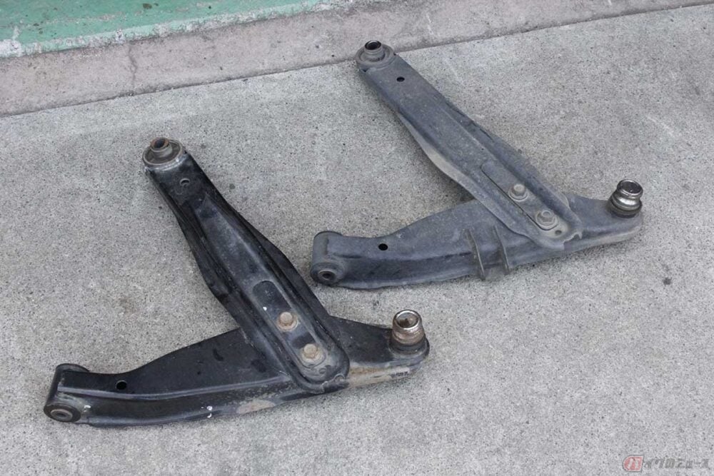 スバルの軽トラ「サンバートラック」リフトアップで気が付いた左右部品