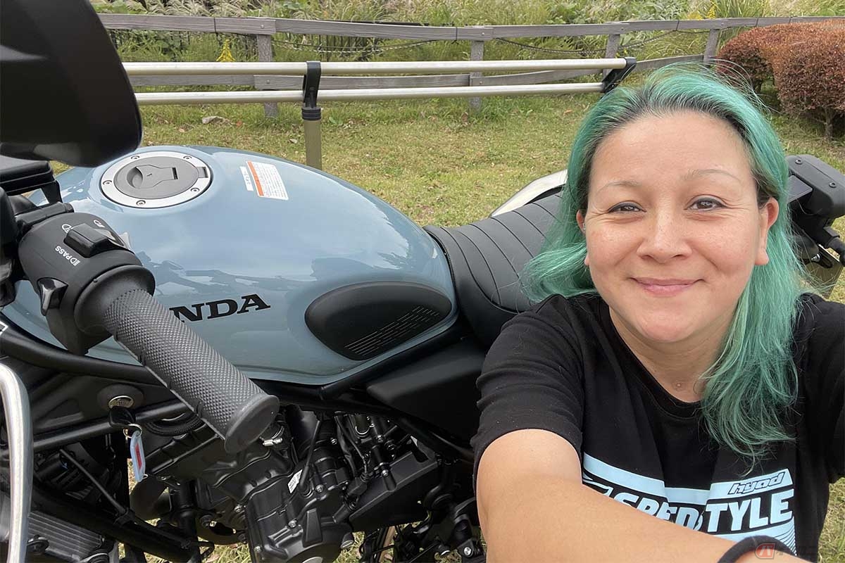 ホンダ「CL250」とクリステル・チアリさん