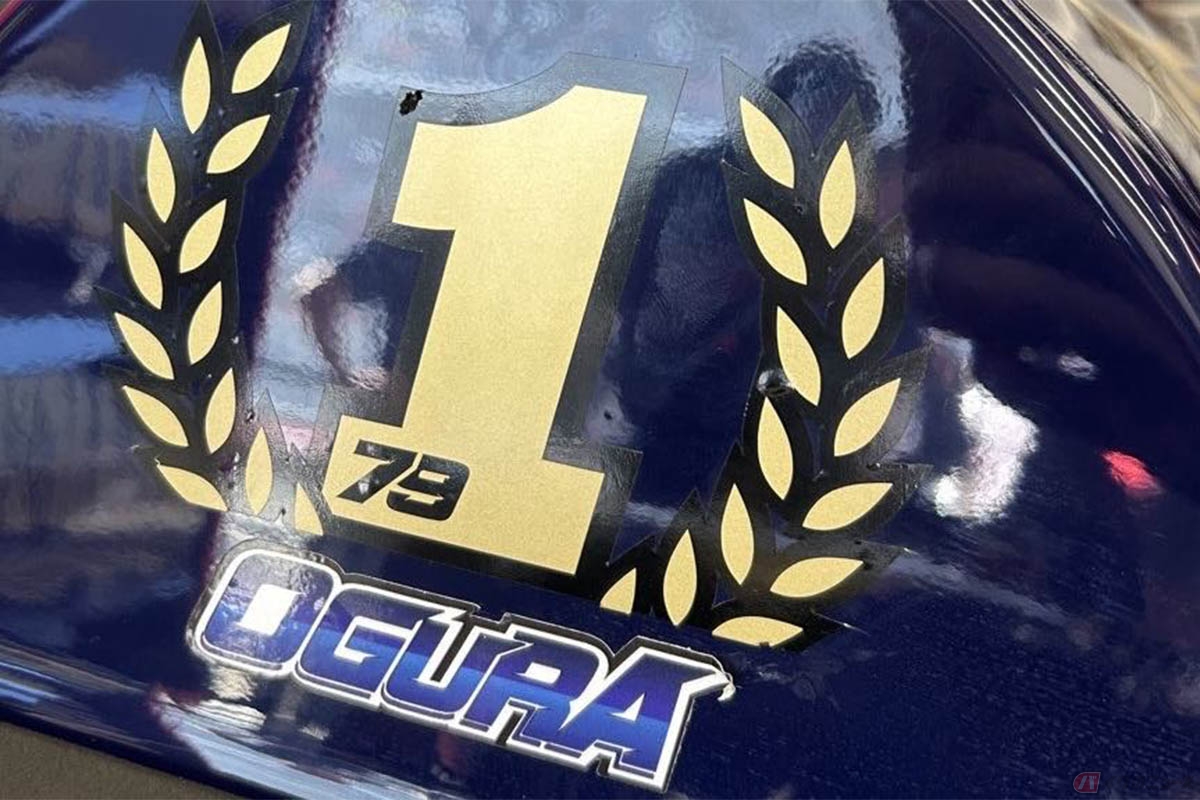 藍の今回のスペシャルカラーなマシンの、シートストッパー部に貼られたスペシャルステッカー