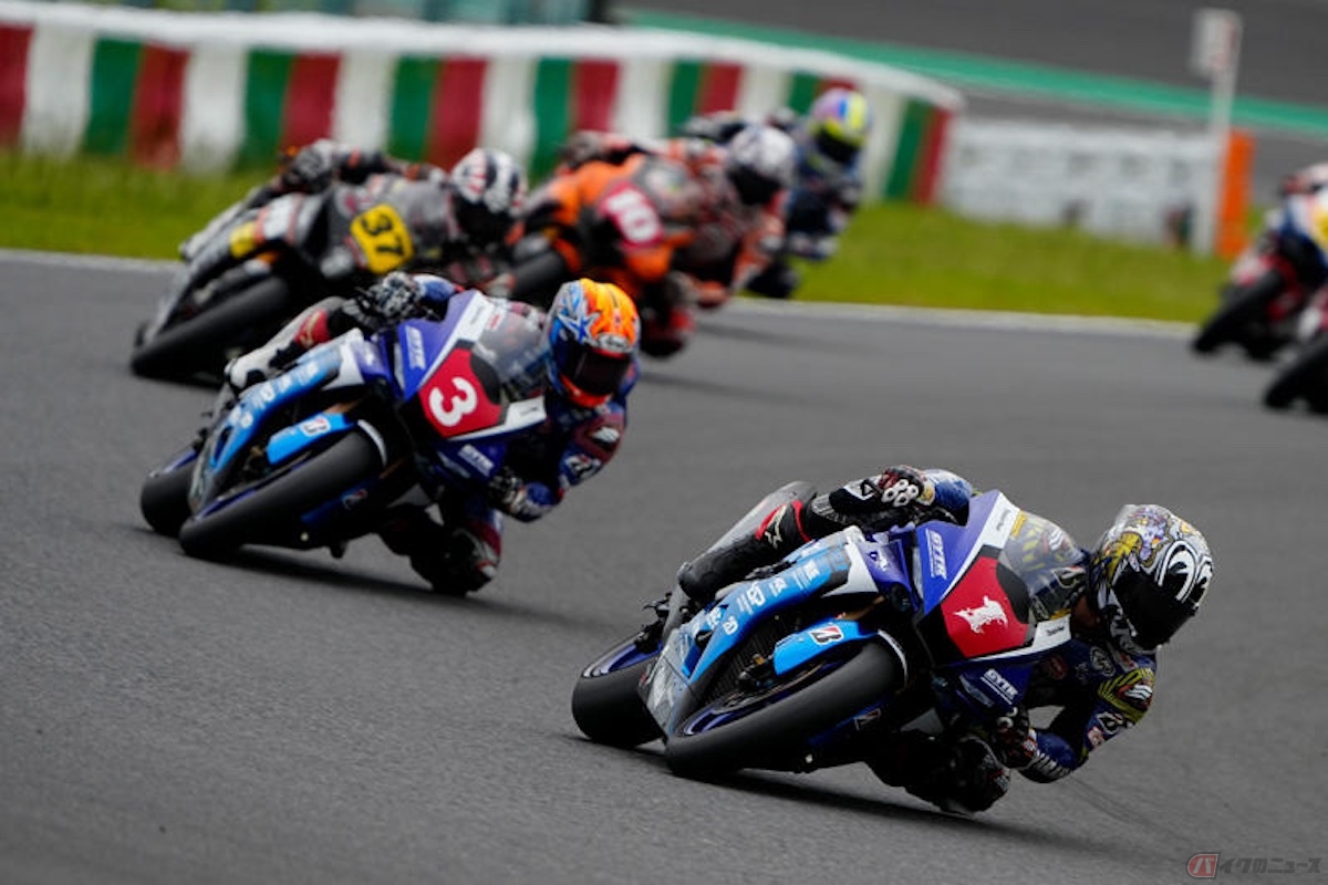 全日本ロードレース選手権第8戦JSB1000/レース1の中須賀克行選手と岡本裕生選手