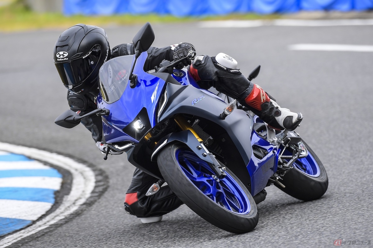 ヤマハ「YZF-R125」の走りを楽しむ大久保光選手