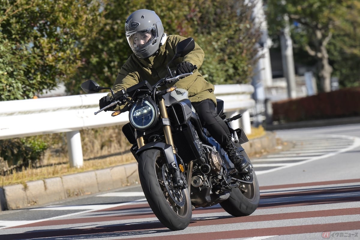ニュートラルから一速にギヤチェンジする操作は普通のMT車と一緒ながらクラッチレバーは握らずヒヤヒヤしてしまう