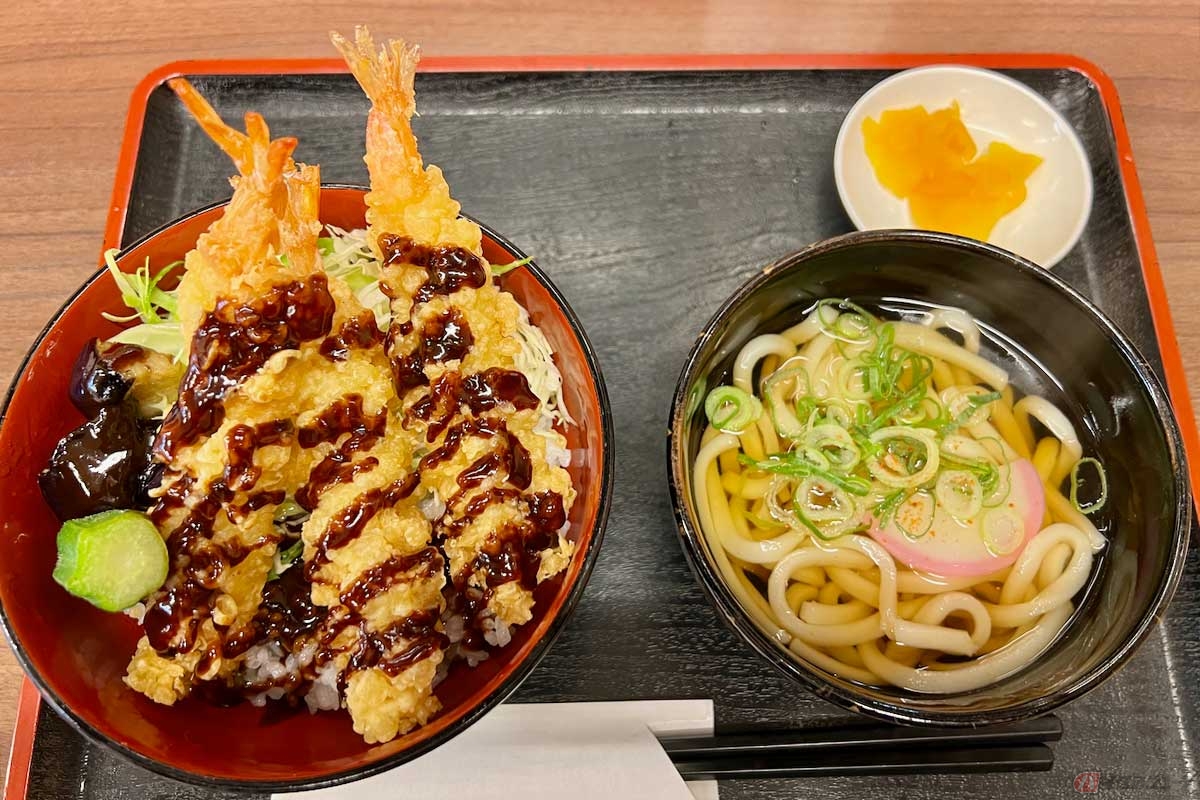 東名阪「大山田PA」（下り）で見つけた「味噌海老天丼ミニうどんセット」（1150円）。味噌カツの海老天バージョン!?　その組み合わせはどうなのかと思いきや、かなり美味だった