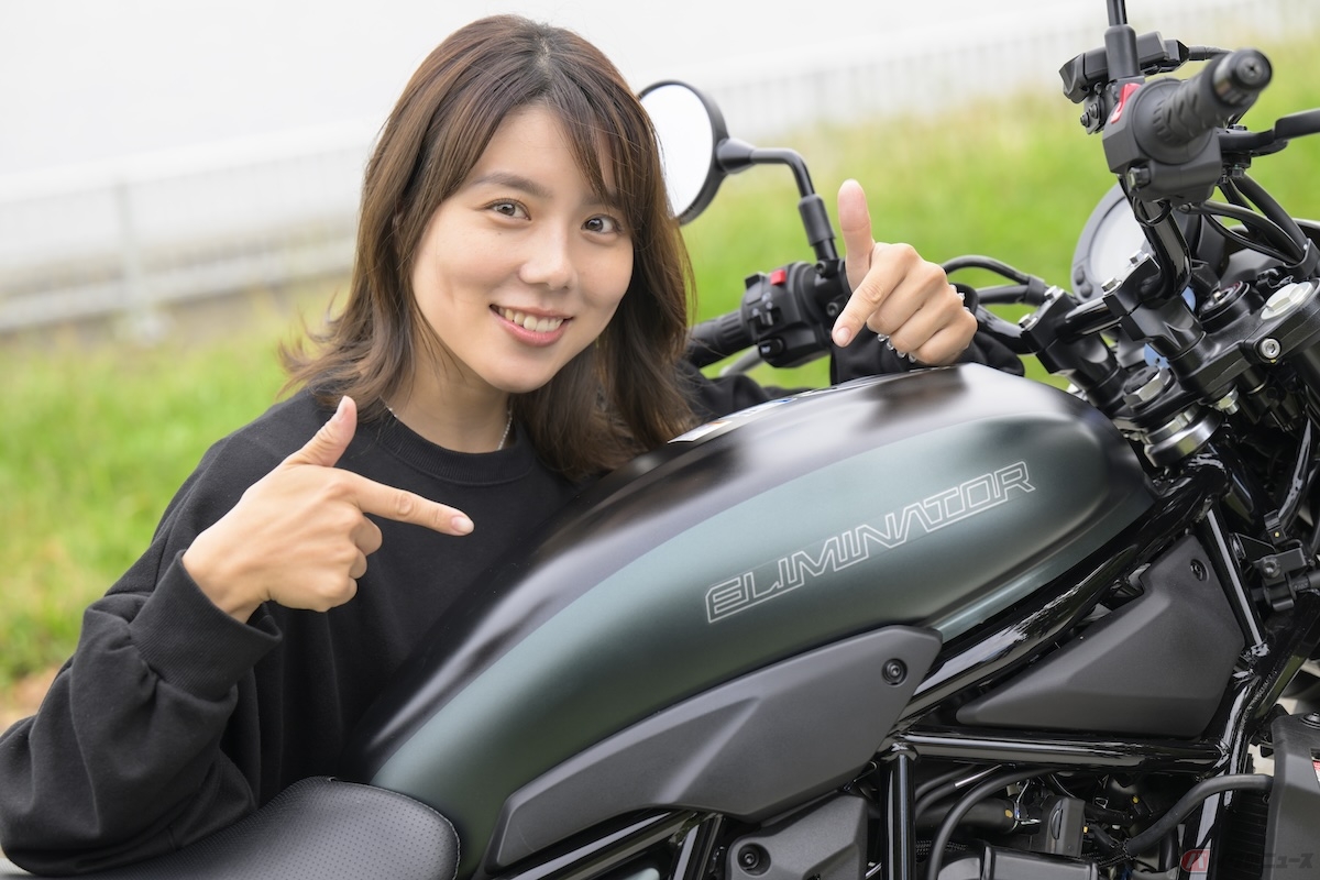 今回の試乗車のカラーリングは、黒にとても近いほどの深緑!